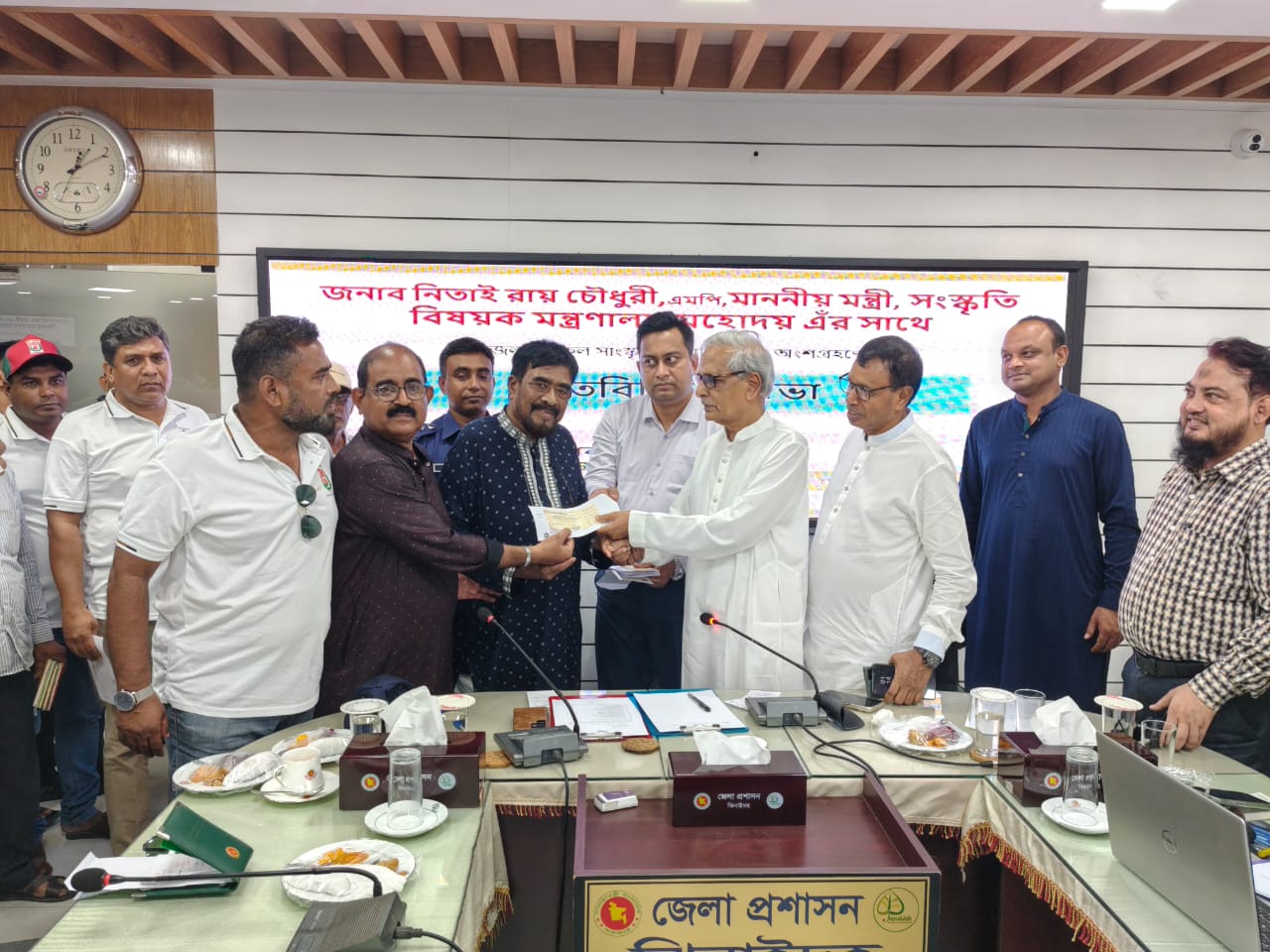 ঝিনাইদহে সাংস্কৃতিক ব্যক্তিবর্গের সাথে সংস্কৃতি মন্ত্রী নিতাই রায় চৌধুরীর মতবিনিময়; আর্থিক অনুদান বিতরণ