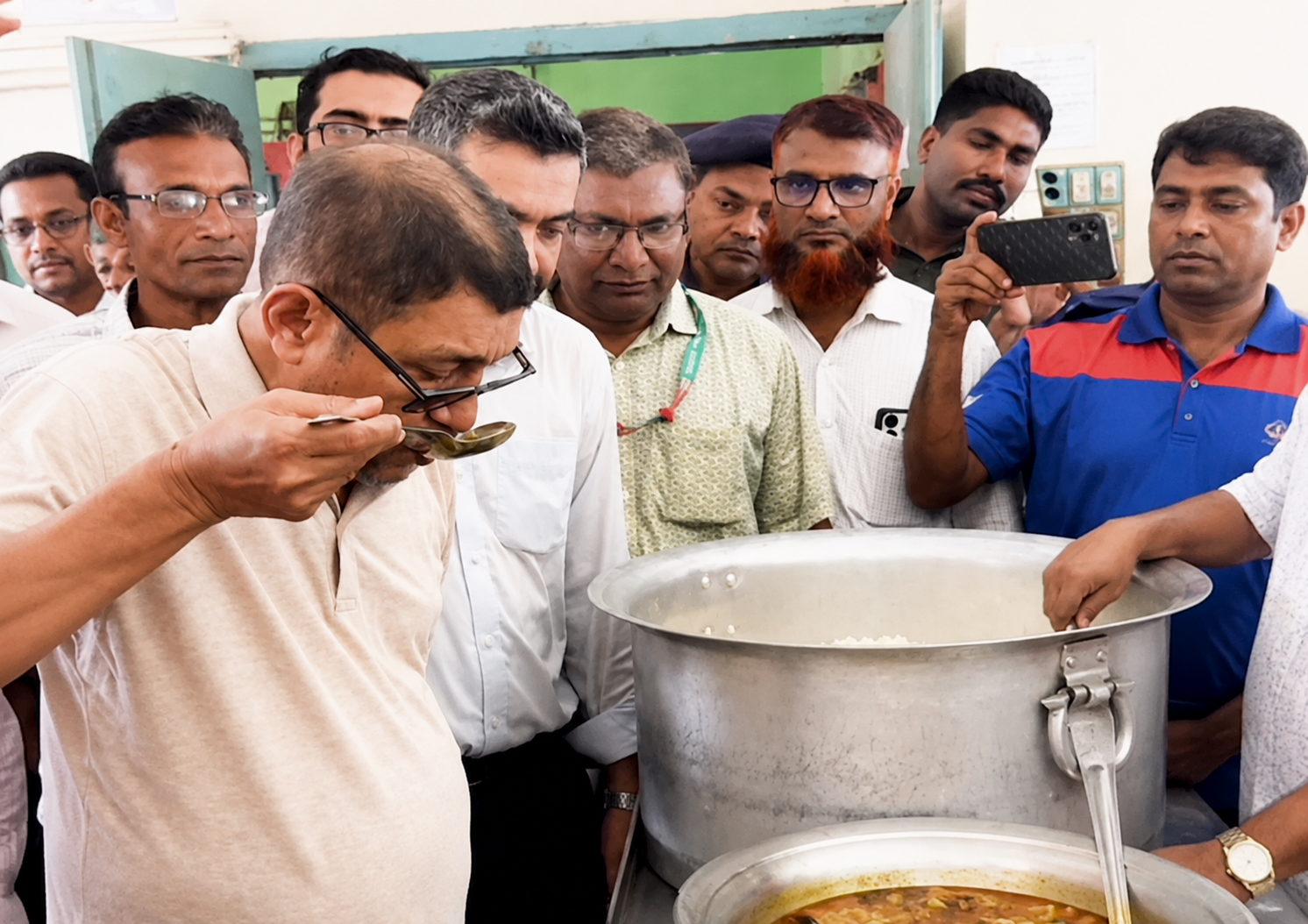 পটুয়াখালী হাসপাতালে রোগীদের খাবারে তেলাপোকার অভিযোগ, খাবার শুঁকে বিতর্কে বিএনপি নেতা
